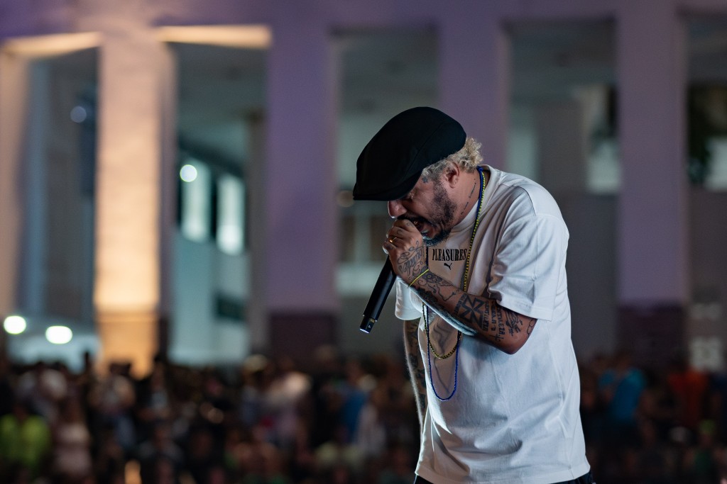 No show “Marcelo D2 e um punhado de bamba”, o músico abraça a ancestralidade e leva a resistência política na sua voz (Foto: Ana Raquel/Dragão do Mar)