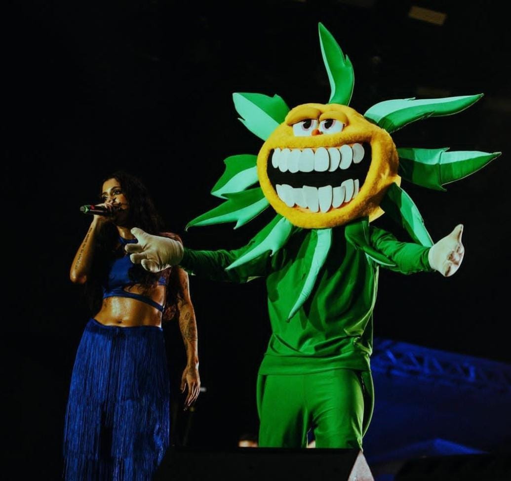 Azzy foi a primeira mulher a se apresentar no Plantão Festival (Divulgação/Instagram) 