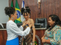 Vereadora Adriana e co-vereadora Louise Santana, da Mandata Coletiva Nossa Cara (PSOL), homenageiam a artista Mumutante (Foto: Divulgação).