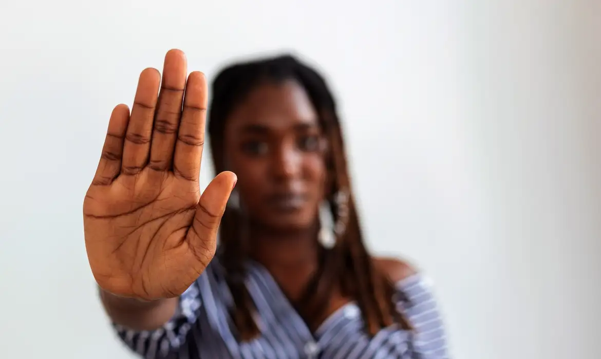 Os estudos revelados do 18º Anuário Brasileiro de Segurança Pública observaram modalidades de violência como homicídio e feminicídio.                                                                                                                 (Foto: Freepik)