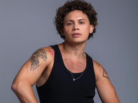 Silvero Pereira tem uma trajetória consolidada no cinema, na TV e no teatro (Foto: Igor de Melo/Divulgação)