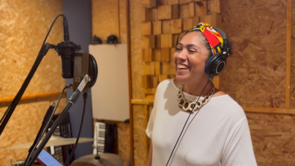 A cantora Lorena Nunes na gravação do novo jingle da Universitária FM, que conta também com a voz de Mateus Fazeno Rock (Imagem: Reprodução/Pedro Gabriel/Universitária FM)