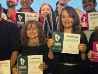 As jornalistas Lucia Helena Pierre e Márcia Vieira representaram a equipe na cerimônia de entrega, realizada na noite de 7 de abril, Dia do Jornalista (Foto: Acervo pessoal)