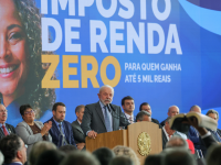 Presidente Luiz Inácio Lula da Silva durante cerimônia de sanção do projeto que amplia a faixa de isenção do Imposto de Renda (Foto: Fabio Rodrigues-Pozzebom/Agência Brasil)