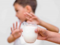 Entre 2% e 5% das crianças podem desenvolver alergia à proteína do leite de vaca. No Ceará, mais de mil pacientes aguardam atendimento pelo programa estadual (Foto: Graphicroyalty - stock.adobe.com)