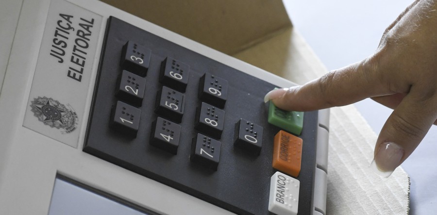 Universitária adequa canais digitais no período eleitoral