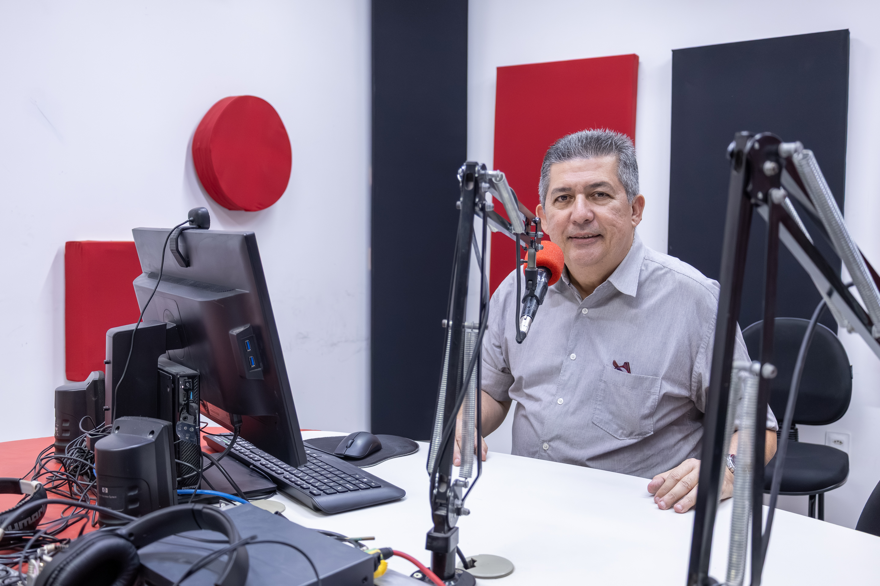 Geraldo Oliveira comanda o Reouvindo o Nordeste e o Brasil em Todos os Tempos, das 8h às 11h, de segunda a sexta-feira, a partir de 5 de outubro (Foto: Guilherme Silva/UFC)